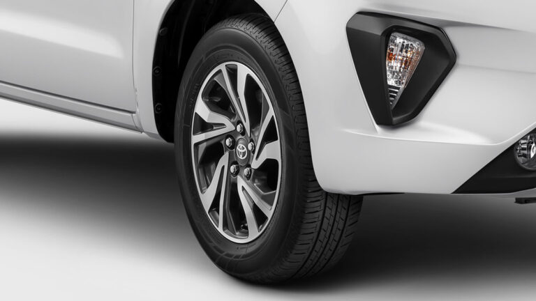 Two-Tone 16 Wheels innova diesel